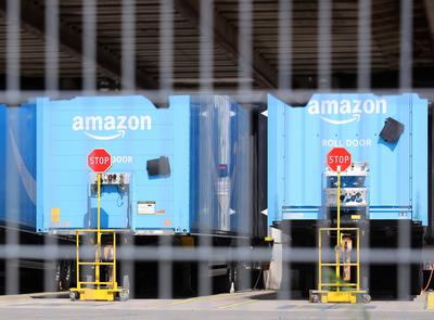 12.07.2023, Deutschland, NRW, Logistik, Paketzentren, Amazon Logistik Zentrum, Paketversand, Container mit Amazon Logo,-stock-foto