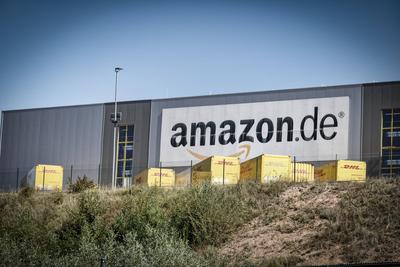 Amazon Logistikzentrum, FRA3, DHL Container, Bad Hersfeld, Hessen, *** Amazon logistics center, FRA3, DHL Container, Bad-stock-foto