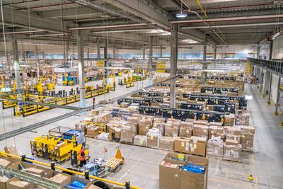 Eine Logistikhalle des Versandh?ndlers Amazon. Hier der Standort LEJ 1 in Leipzig. Amazon Spende *** A logistics hall of-stock-foto
