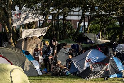 Punker-Camp in Westerland 04.08.2022, Westerland --- Punker sitzen neben Zelten vom Protest-Camp neben dem Rathaus auf d-stock-foto