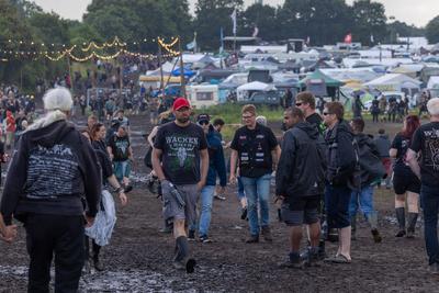 Wacken 2025 Fans trotzem dem angesagten Regen-stock-foto