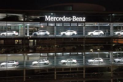Mercedes Benz Autohaus in Muenchen,Arnulfstrasse, bei Nacht,Nachtaufnahme.auseen, Geabeude,Autohaeuser,Auto,Autos,Automo-stock-photo