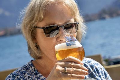 Tegernseer Hell Alkoholfrei, neues sehr gefragtes Bier des Brauhauses Tegernsee, Frau probiert das neue Bier, Tegernsee, April 2025-stock-photo
