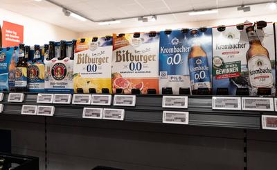 Auswahl alkoholfreier Biere im Supermarktregal-stock-foto