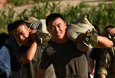 LUANPING, CHINA - JULY 29: Soldiers transfer construction materials to build a temporary bridge on the destroyed bridge-stock-foto