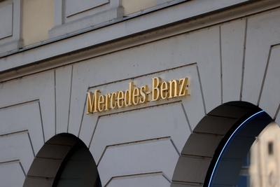 Logo von Mercedes-Benz am 18.03.2023 in München. Mercedes-Benz ist eine eingetragene Handelsmarke für Automobile der Mer-stock-foto