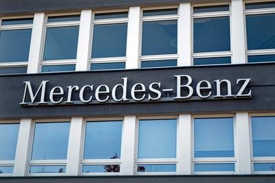 Schriftzug der Automarke Mercedes Benz an der Fassade eines Geb?udes *** Logo the Car brand Mercedes Benz to the Facade-stock-foto