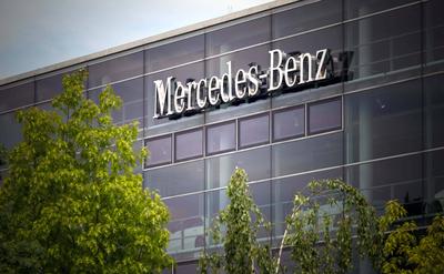 Autohaus Werbeschrift Mercedes-Benz Werbung weisser Schriftzug an dem Geb?ude der Mercedes-Benz Niederlassung Arnulfstra-stock-foto