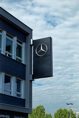 Mercedes Stern, Symbol der Automarke Mercedes Benz *** Mercedes Star, symbol the Car brand Mercedes Benz 1104401094-stock-foto