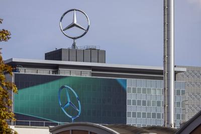 Mercedesstern am Stammsitz der Mercedes Benz Group in Untert?rkheim. // 14.08.2023: Stuttgart, Baden-W?rttemberg, Deutsc-stock-foto