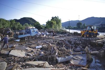 TIANJIN, CHINA - JULY 29: Workers move debris and fallen tree branches along way on July 29, 2025 in Tianjin, China. The-stock-foto