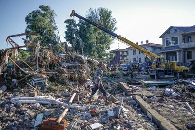 TIANJIN, CHINA - JULY 29: A worker moves debris and fallen tree branches along way on July 29, 2025 in Tianjin, China. T-stock-foto