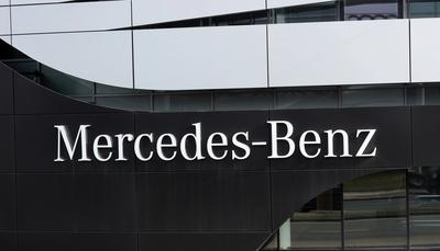 20.02.2025,Deutschland, NRW,Autohersteller, Mercedes-Benz,Ein Gewinneinbruch in China sorgt f?r massive Umsatzr?ckg?nge bei Mercedes Benz, der Autobauer reagiert mit Sparprogrammen,Mercedes Schriftzug an einem Autohaus,-stock-foto