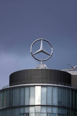 Logo des Automobilherstellers Mercedes-Benz-stock-foto
