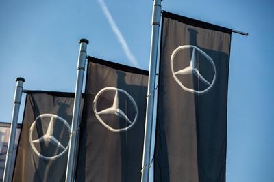 Mercedes Benz Filiale Flaggen mit Mercedes Stern vor blauen Himmel Mercedes Benz ist eine Unterneh-stock-foto