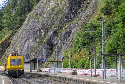GER, Triberg, Schwarzwald, Baden-Wuerttemberg, Gesperrte Bahnstrecke nach Felsrutsch, Bahnhof, Zufahrt, ein ca 0,75 Tonnen schwerer Felsbrocken blockiert das Gleis,30.07.2025-stock-foto