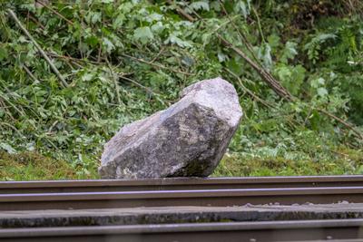 GER, Triberg, Schwarzwald, Baden-Wuerttemberg, Gesperrte Bahnstrecke nach Felsrutsch, Bahnhof, Zufahrt, ein ca 0,75 Tonnen schwerer Felsbrocken blockiert das Gleis,30.07.2025-stock-foto