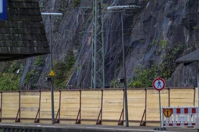 GER, Triberg, Schwarzwald, Baden-Wuerttemberg, Gesperrte Bahnstrecke nach Felsrutsch, Bahnhof, Zufahrt, ein ca 0,75 Tonnen schwerer Felsbrocken blockiert das Gleis,30.07.2025-stock-foto