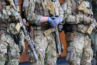 Ein Kommandotrupp des Kommando Spezialkr?fte (KSK) mit Sturmgewehr Heckler & Koch G95K. Ein Kommandotrupp des Kommando S-stock-foto