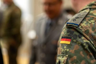 Bundeswehr-Uniform mit deutscher Flagge-stock-foto