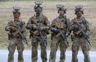 Ein Kommandotrupp des Kommando Spezialkr?fte (KSK) mit Sturmgewehr Heckler & Koch G95K. Ein Kommandotrupp des Kommando S-stock-foto