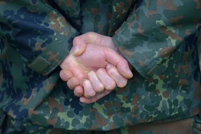 Soldat in R?hrt Euch-Stellung Soldat in R?hrt Euch-Stellung, 19.06.2024, Borkheide, Brandenburg, Ein Soldat steht in der-stock-foto