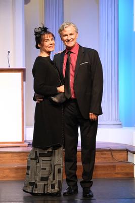 Das Schauspieler-Ehepaar Nicola Tiggeler und Timothy Peach in der schwarzen Kom?die Kalter Weisser Mann, eine hochaktuel-stock-foto