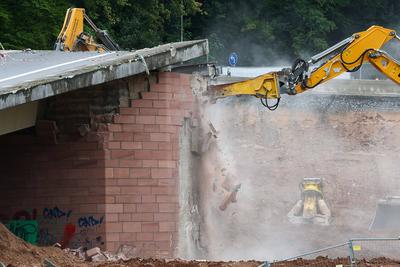 Br?ckensprengung Talbr?cke an der B45 bei Bad K?nig/Zell-stock-foto