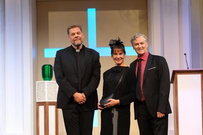 Tetje Mierendorf, Nicola Tiggeler und Timothy Peach in der schwarzen Kom?die Kalter Weisser Mann, eine hochaktuelle Kom?-stock-foto