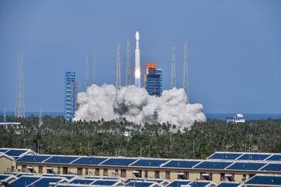 WENCHANG, CHINA - JULY 30: A Long March-8A carrier rocket carrying a group of low Earth orbit satellites blasts off from-stock-foto