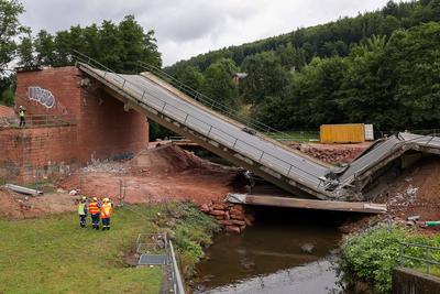 Br?ckensprengung Talbr?cke an der B45 bei Bad K?nig/Zell-stock-foto