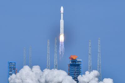 WENCHANG, CHINA - JULY 30: A Long March-8A carrier rocket carrying a group of low Earth orbit satellites blasts off from-stock-foto