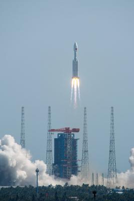 WENCHANG, CHINA - JULY 30: A Long March-8A carrier rocket carrying a group of low Earth orbit satellites blasts off from-stock-foto