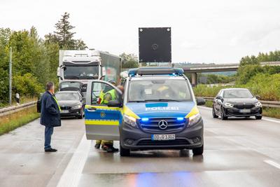 Verkehrsunfall auf A72 bei Stollberg ? Teurer Mercedes kracht in Leitplanke-stock-foto