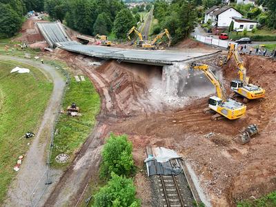 Br?ckensprengung Talbr?cke an der B45 bei Bad K?nig/Zell-stock-foto