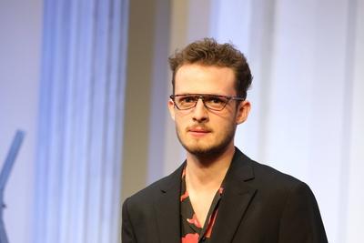 Schauspieler Peer-Robin Hagel in der schwarzen Kom?die Kalter Weisser Mann, eine hochaktuelle Kom?die ?ber das Gendern,-stock-foto