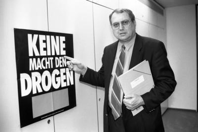 Staatssekret?r Eduard Lintner (Deutschland/CSU/Drogenbeauftragter der Bundesregierung) neben dem Logo der Kampagne Kein-stock-foto