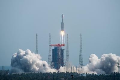 WENCHANG, CHINA - JULY 30: A Long March-8A carrier rocket carrying a group of low Earth orbit satellites blasts off from-stock-foto