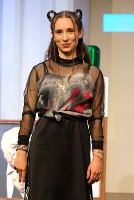 Schauspielerin Selina Weseloh in der schwarzen Kom?die Kalter Weisser Mann, eine hochaktuelle Kom?die ?ber das Gendern,-stock-foto