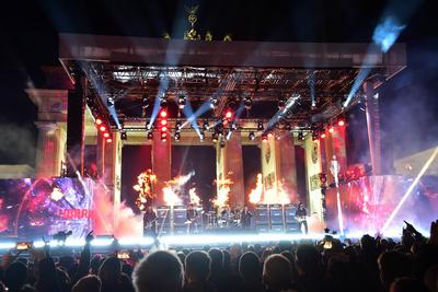 Silvester am Brandenburger Tor Die RockBand SCHORPIONS rocken die B?hne CELEBRATE at the GATE am dem Pariser Platz- Silv-stock-foto