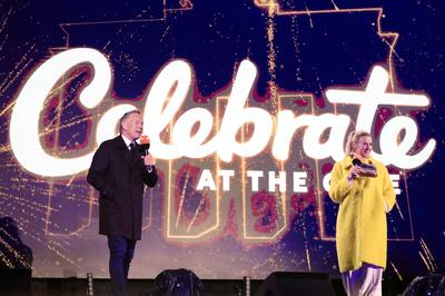 Johannes B. Kerner und Andrea Kiewel in der Silvestershow Celebrate at the Gate - Willkommen 2022 am Brandenburger Tor.-stock-foto