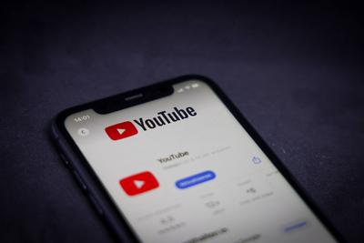 Apple App Store auf einem iPhone. Essenzielle Social-Apps. Youtube. // 28.07.2025 *** Apple App Store on an iPhone Essen-stock-foto