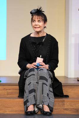 Schauspielerin Nicola Tiggeler in der schwarzen Kom?die Kalter Weisser Mann, eine hochaktuelle Kom?die ?ber das Gendern,-stock-foto
