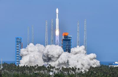 WENCHANG, CHINA - JULY 30: A Long March-8A carrier rocket carrying a group of low Earth orbit satellites blasts off from-stock-foto