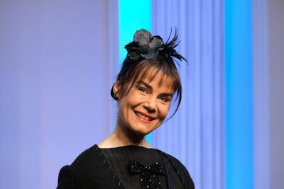 Schauspielerin Nicola Tiggeler in der schwarzen Kom?die Kalter Weisser Mann, eine hochaktuelle Kom?die ?ber das Gendern,-stock-foto