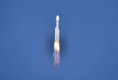 WENCHANG, CHINA - JULY 30: A Long March-8A carrier rocket carrying a group of low Earth orbit satellites blasts off from-stock-foto