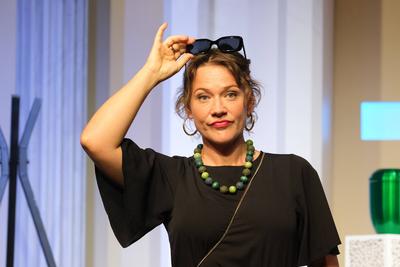 Schauspielerin Sophie G?bel in der schwarzen Kom?die Kalter Weisser Mann, eine hochaktuelle Kom?die ?ber das Gendern, Se-stock-foto
