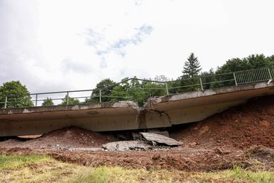 Br?ckensprengung Talbr?cke an der B45 bei Bad K?nig/Zell-stock-foto