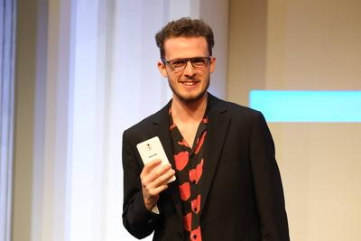 Schauspieler Peer-Robin Hagel in der schwarzen Kom?die Kalter Weisser Mann, eine hochaktuelle Kom?die ?ber das Gendern,-stock-foto