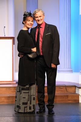 Das Schauspieler-Ehepaar Nicola Tiggeler und Timothy Peach in der schwarzen Kom?die Kalter Weisser Mann, eine hochaktuel-stock-foto